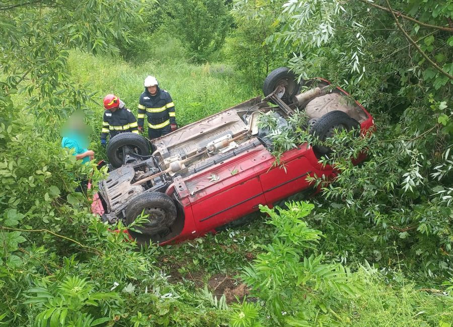 Accident GRAV în Argeș! O mașină s-a RĂSTURNAT!