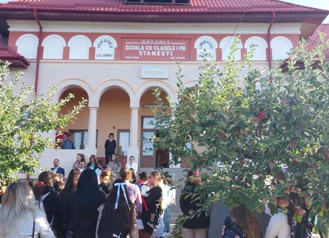 Clipe de bucurie la inceperea noului an școlar în comuna Corbi