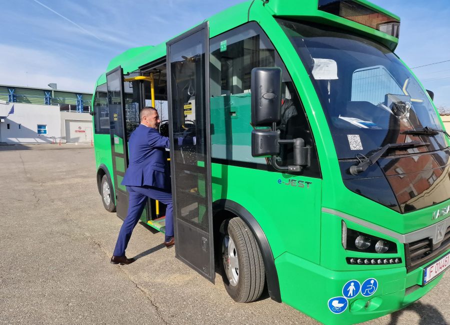 Un microbuz nepoluant a fost achiziţionat de Primăria Bradu
