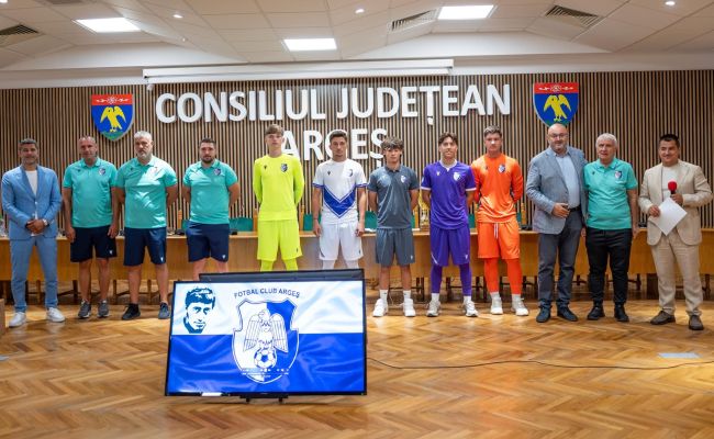 500 de tineri fotbaliști de la FC Argeș au primit echipamente noi de joc, printr-un proiect cofinanțat de Consiliul Județean Argeș