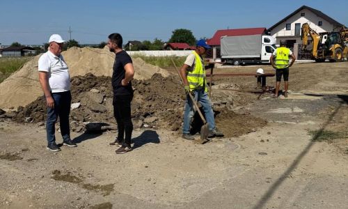 La Ștefănești se lucrează la extinderea rețelei de apă și canalizare