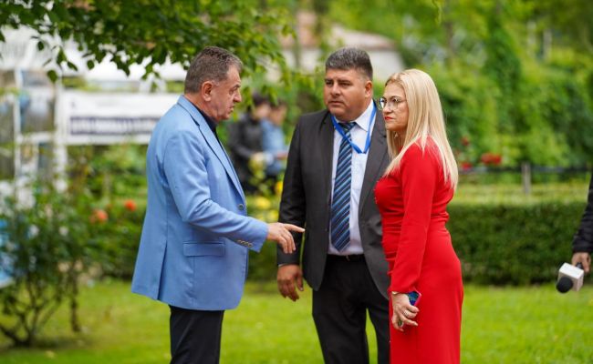 Ministrul Simona Bucura-Oprescu, președintele CJ Argeș Ion Mînzînă și primarul Cristian Gentea s-au întâlnit cu angajatorii și candidații de la Bursa Locurilor de Muncă de la Pitești! Argeșul se dezvoltă prin investiții majore care aduc locuri de muncă pl