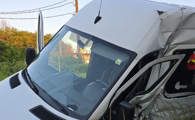 Accident GRAV în Argeș! Un microbuz a fost lovit de un TREN