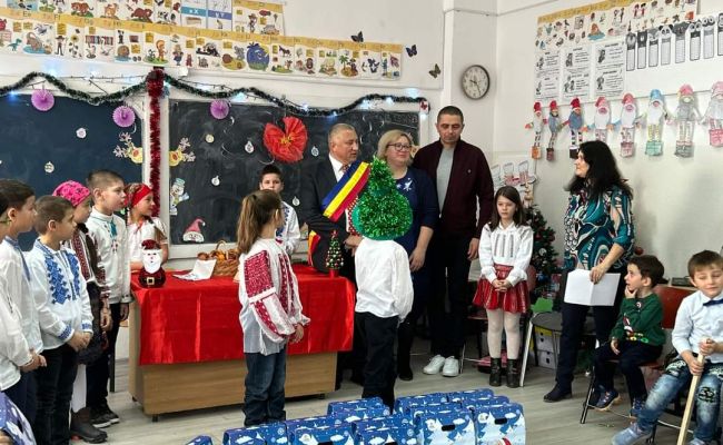 Primarul de la Oarja, cadouri pentru copiii din localitate