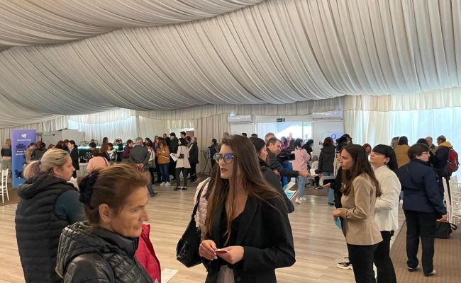 Ministrul Simona Bucura-Oprescu, președintele CJ Argeș Ion Mînzînă și primarul Cristian Gentea s-au întâlnit cu angajatorii și candidații de la Bursa Locurilor de Muncă de la Pitești! Argeșul se dezvoltă prin investiții majore care aduc locuri de muncă pl