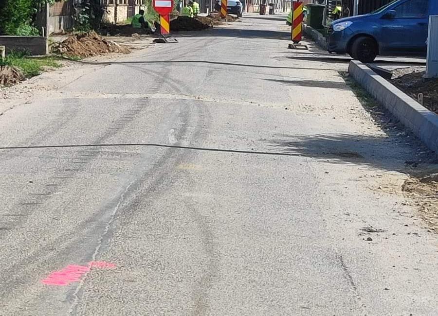 În Topoloveni se lucrează la modernizarea străzilor