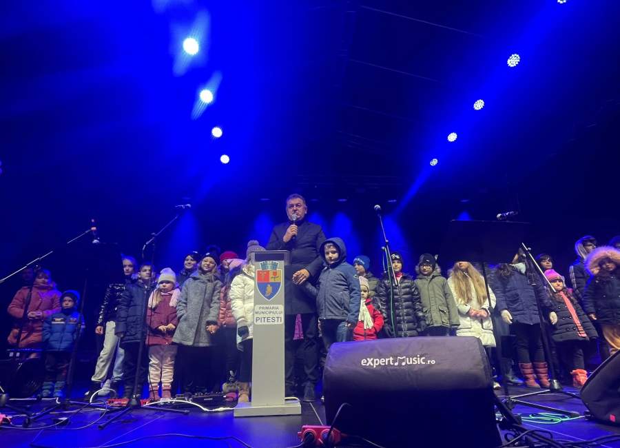 Primarul Cristian Gentea, alături de un grup de copii a aprins iluminatul festiv