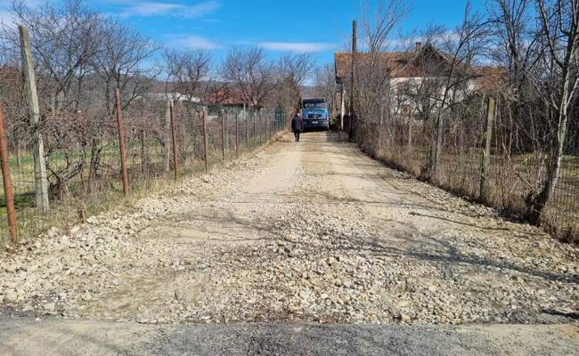 Lucrări de modernizare a unui drum în orașul Ștefănești