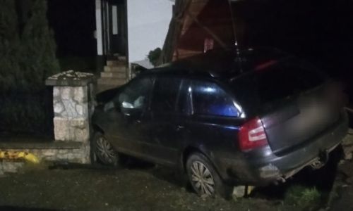 Accident în Argeș! A intrat cu mașina în țeava de gaze!