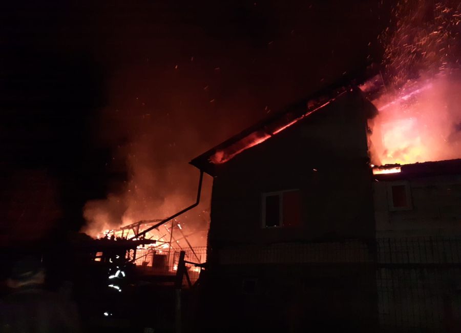 Azi-noapte, INCENDIU puternic într-o gospodărie din Argeș