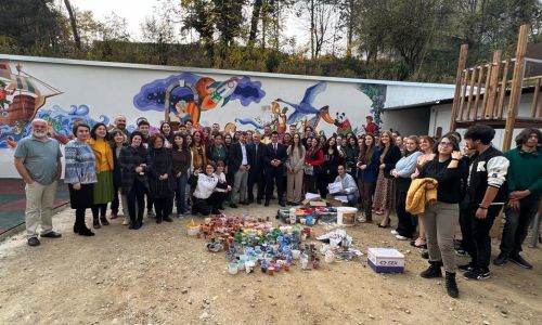 Elevii Liceului "Dinu Lipatti" au pictat locul de joacă de la Spitalul de Pediatrie