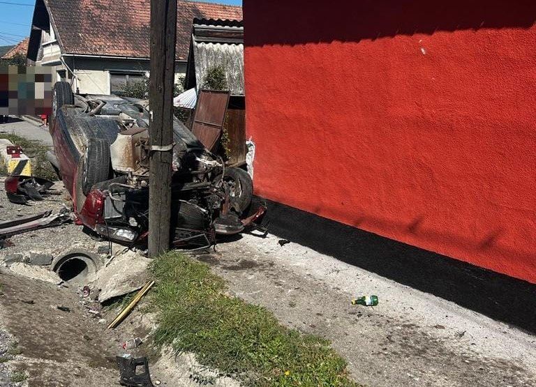 ACUM! Accident GRAV în Argeş! O maşină s-a RĂSTURNAT