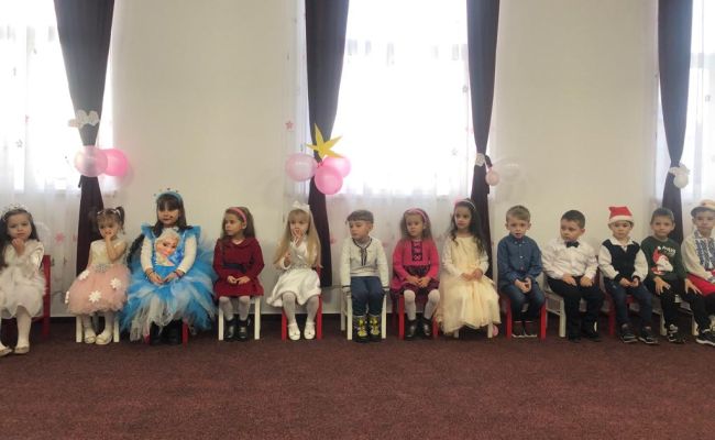 Primarul comunei Budeasa, cadouri pentru copiii din localitate
