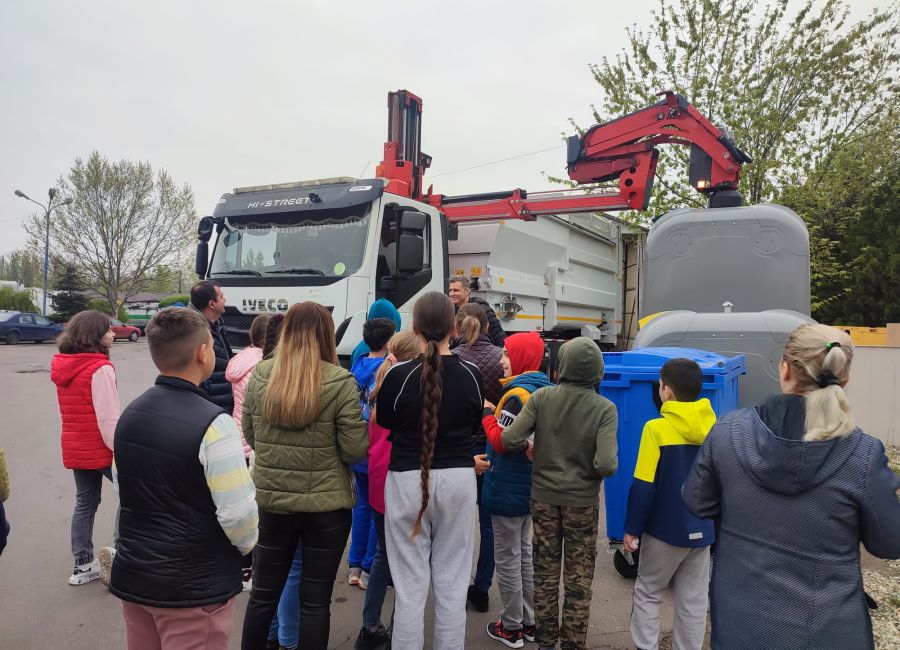 Programul „Săptămâna Verde”: elevi ai Școlii Gimnaziale 'Adrian Păunescu' din Pitești, în vizită la Salubritate 2000 S.A.!