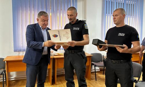 Primarul Gentea, diplome de onoare pentru doi poliţişti locali care au salvat viaţa unei femei