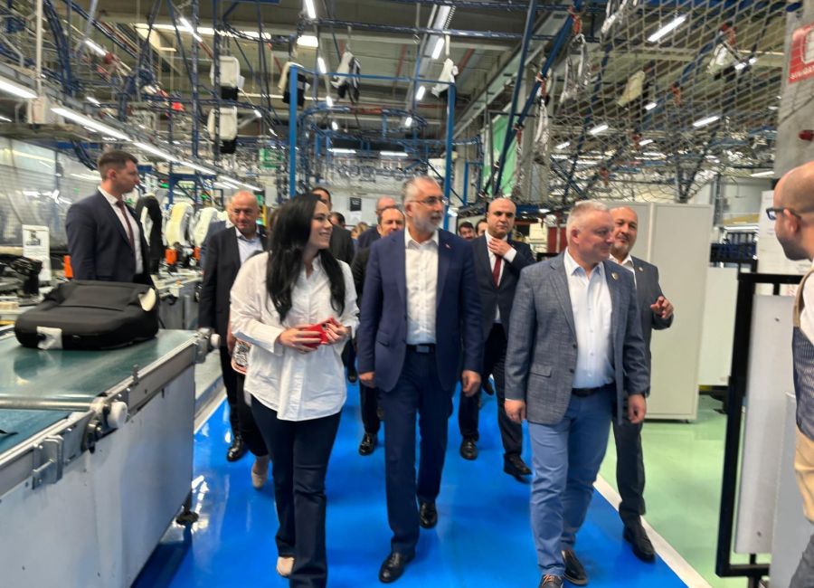 Ministrul Simona Bucura-Oprescu și omologul din Turcia, Vedat Işıkhan, vizită la două fabrici din Argeș