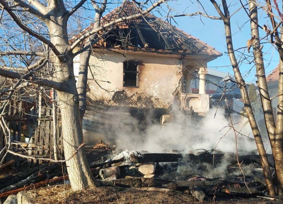 PRĂPĂD în Argeș! Trei case au luat FOC