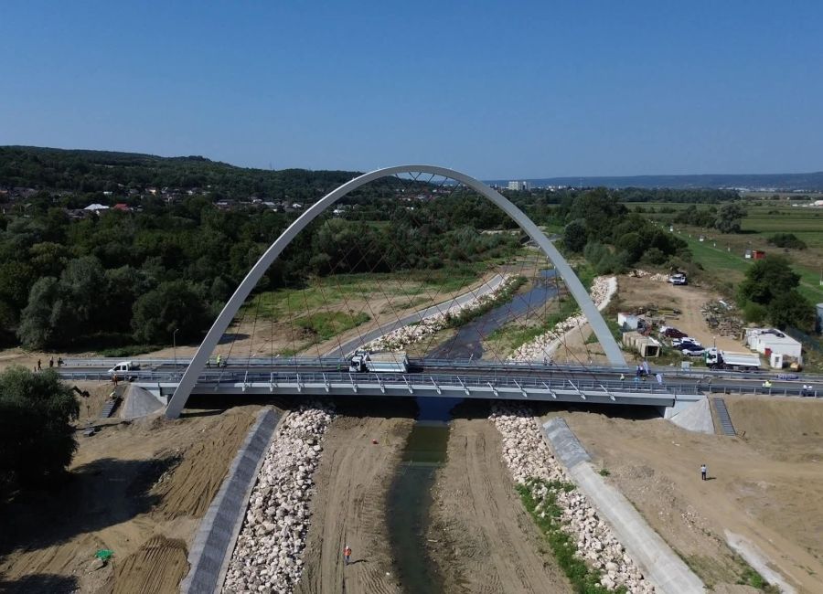 Podul cu cel mai înalt arc din România care leagă Mioveniul de Davidești, aproape de deschidere. Testele de rezistență, trecute cu brio!