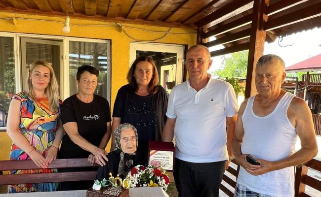 Momente speciale la Ștefănești! O bătrână a împlinit 100 de ani