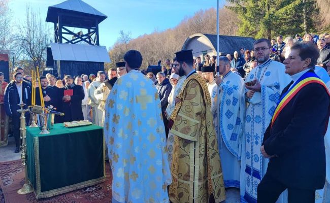 Momente emoționante în comuna Bogați! A fost sfințită biserica din satul Godinaci