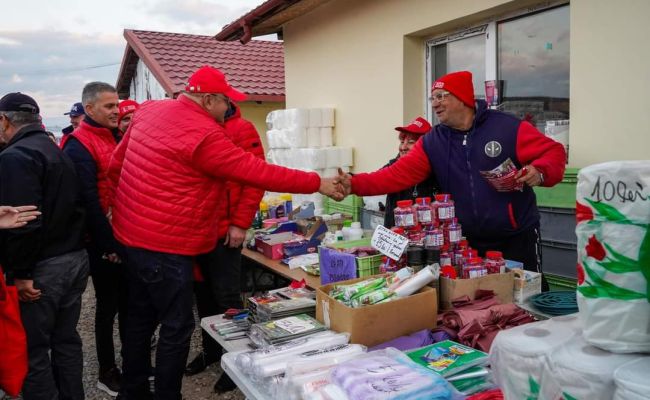 Ion Mînzînă, președintele Consiliului Județean și al PSD Argeș, a fost astăzi din nou împreună cu echipa PSD în târgul de la Ștefan cel Mare