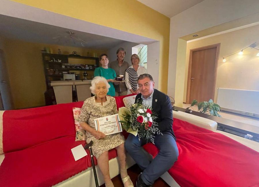 Primarul Gentea, surpriză pentru o bătrână din Piteşti care a împlinit 100 de ani