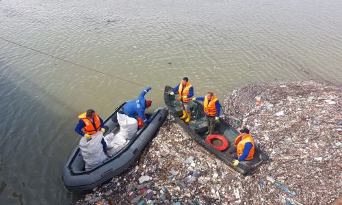 Mii de PET-uri au fost adunate din lacul Pitești
