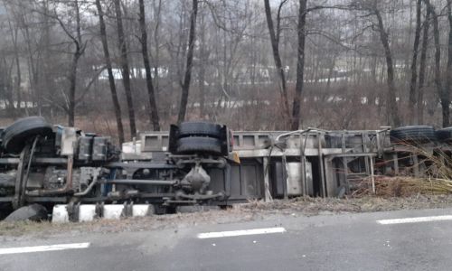 ACUM! Accident GRAV în Argeș! Un TIR s-a RĂSTURNAT