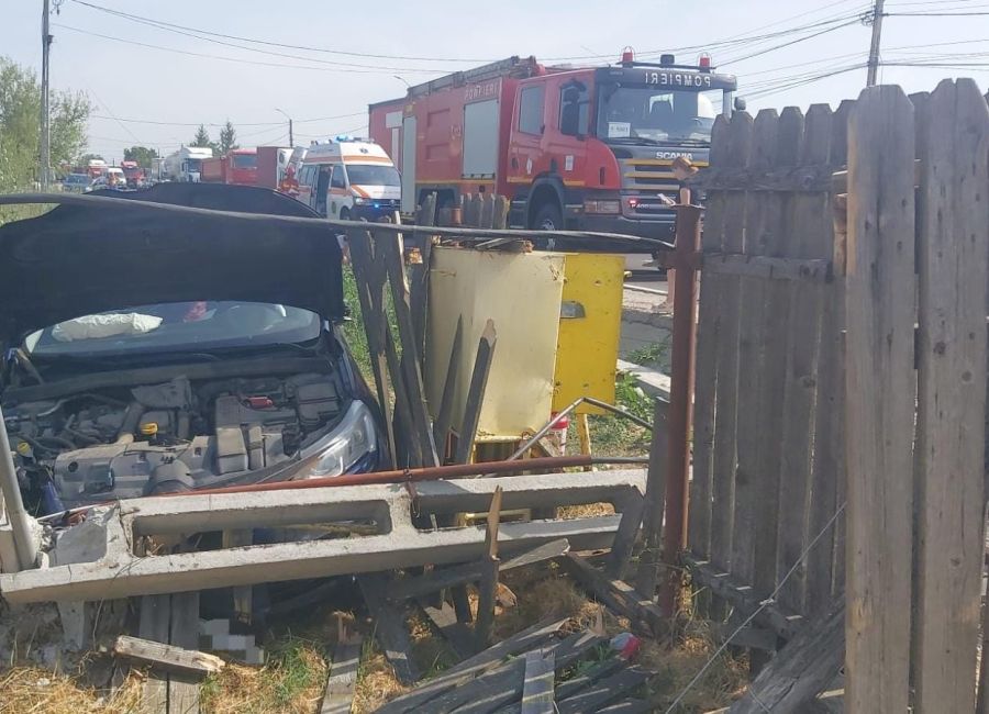Accident în Argeș! A DĂRÂMAT un stâlp de electricitate