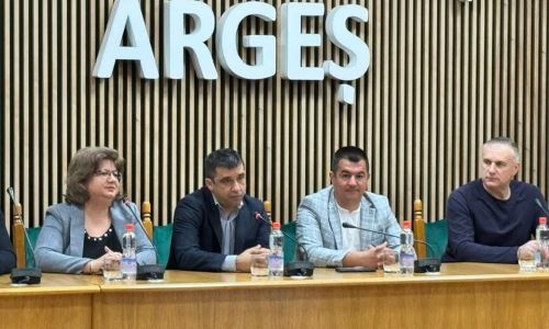 Zeci de elevi din România și Serbia, în vizită la Consiliul Județean Argeș