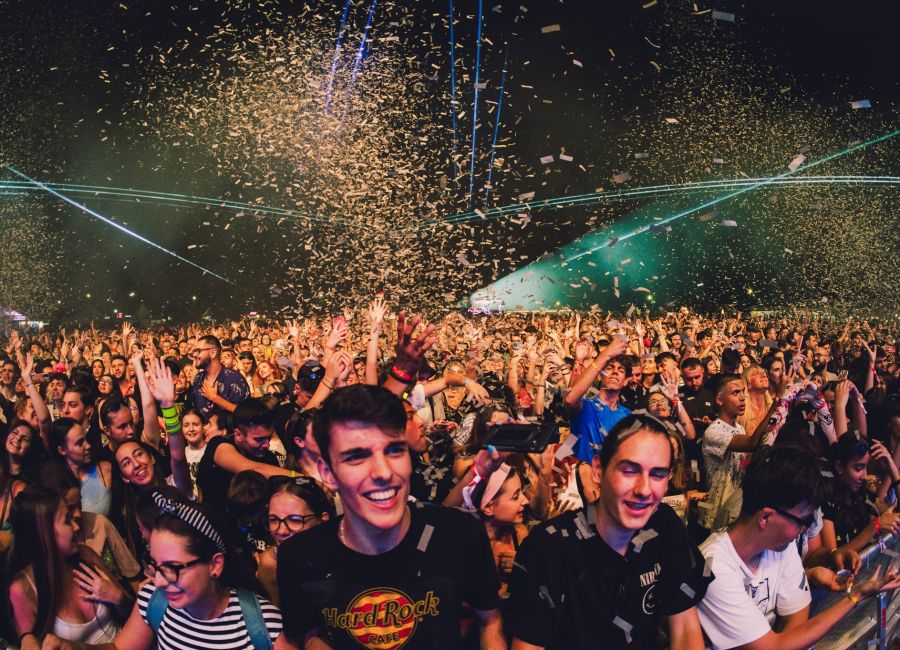 Peste 10.000 de spectatori au fost prezenţi în prima zi la Analogue Festival