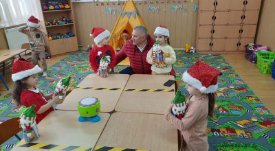 Primarul de la Oarja, daruri pentru copiii din localitate