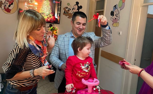 Adrian Bughiu și sotia sa i-au serbat ziua și tăiat moțul unei micuțe dintr-un centru maternal