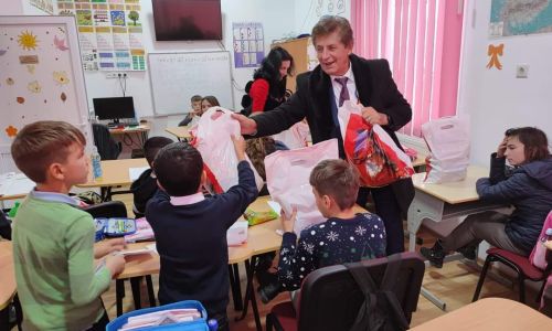 Primarul Ion Gîrleanu a oferit cadouri copiilor