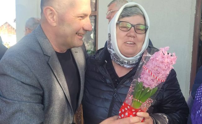 Primarul Dan Stroe a oferit flori doamnelor și domnișoarelor