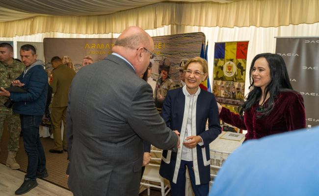Ministrul Simona Bucura-Oprescu, președintele CJ Argeș Ion Mînzînă și primarul Cristian Gentea s-au întâlnit cu angajatorii și candidații de la Bursa Locurilor de Muncă de la Pitești! Argeșul se dezvoltă prin investiții majore care aduc locuri de muncă pl