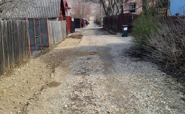 Lucrări de modernizare a unui drum în orașul Ștefănești