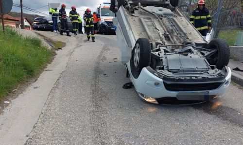 Accident în Argeş! O maşină s-a RĂSTURNAT!