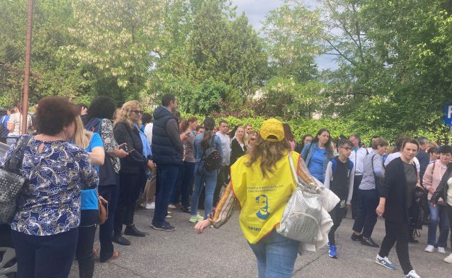 Sute de cadre didactice, PROTEST acum în Pitești