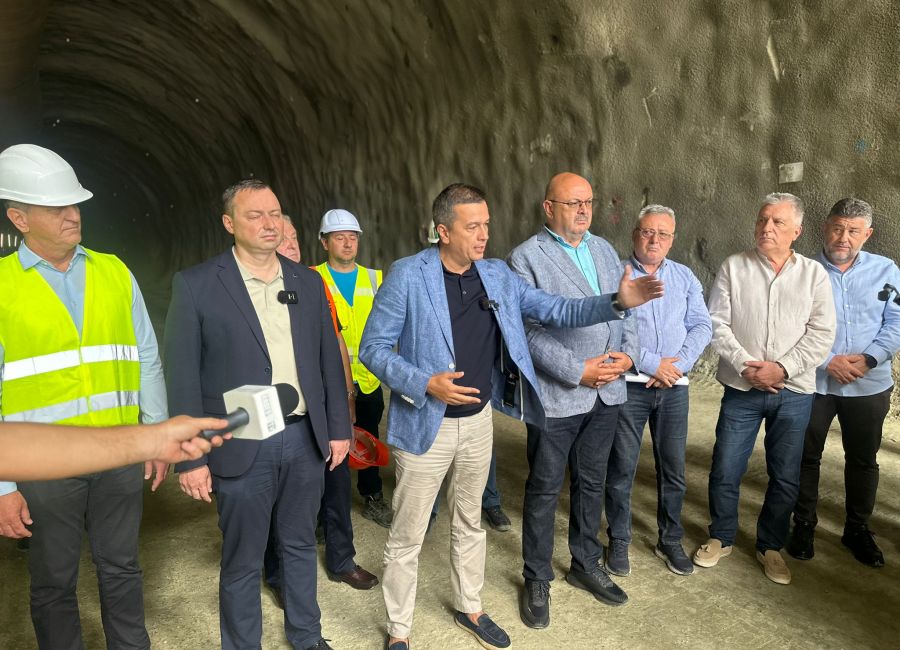 Ministrul Transporturilor, Sorin Grindeanu, vești excelente în Argeș: ”S-a turnat asfalt pe circa 90% din tronsonul Pitești - Curtea de Argeș al autostrăzii spre Sibiu!”