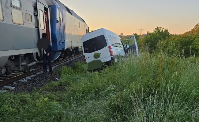 Accident GRAV în Argeș! Un microbuz a fost lovit de un TREN