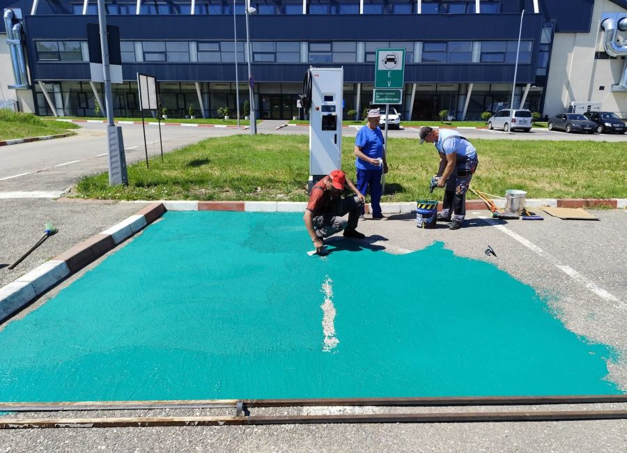 Marcaje și indicatoare pentru cele 10 stații de încărcare a vehiculelor electrice din Mioveni