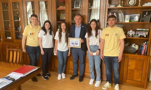 Primarul Gentea, întâlnire cu cinci tineri talentaţi din Piteşti