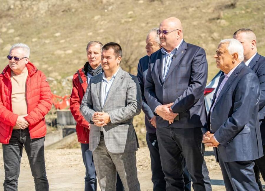 Petre Daea: “Îl felicit pe Ion Mînzînă pentru investițiile record din județul Argeș și pentru că tot timpul este alături de producătorii agricoli!”