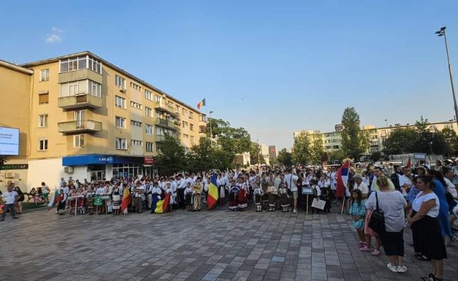Parada portului popular a deschis Festivalul "Brâulețul"