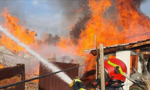 ACUM! Incendiu puternic într-o gospodărie din Argeș!