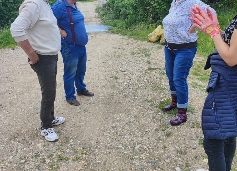 Angajaţii primăriei Bogaţi, acţiune de ecologizare la nivelul comunei