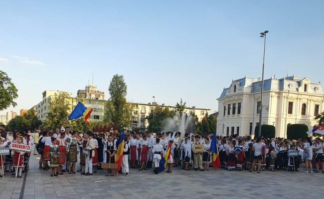 Parada portului popular a deschis Festivalul "Brâulețul"