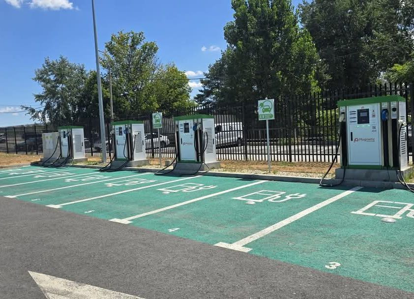 Stațiile de încărcare pentru mașini electrice din parcarea Bowling sunt acum funcționale prin platforma PLUGMATIC