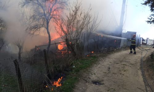 Incendiu puternic într-o gospodărie din Argeş